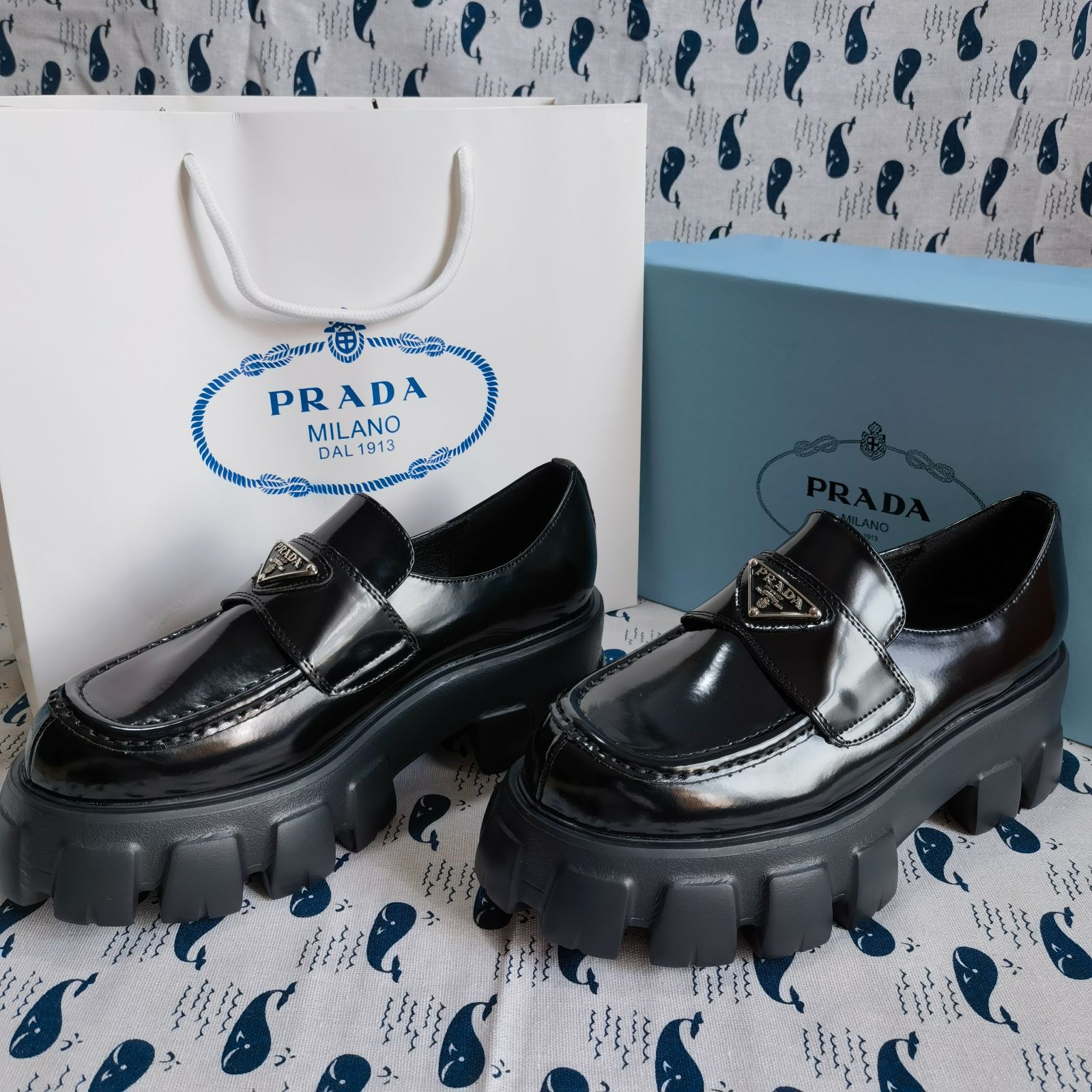 大人気PRADA プラダ モノリス ブラッシュドレザー ローファー - メルカリ