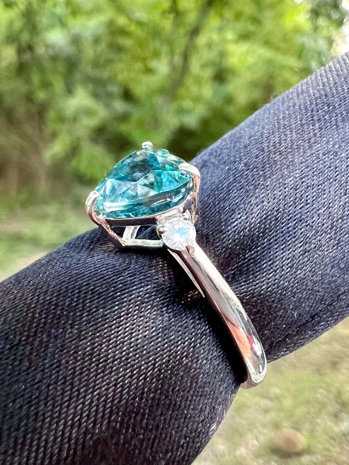 Pt900 超輝！天然ブルージルコンハートシェイプダイヤモンドリング