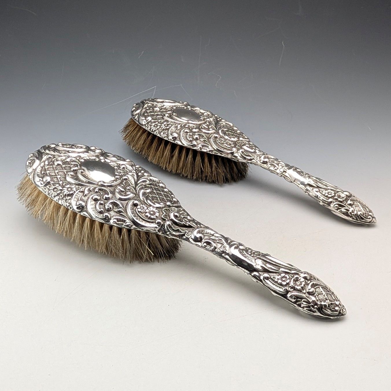 1910年 英国アンティーク 純銀装飾ハンドル ヘアブラシペア J-R Griffin