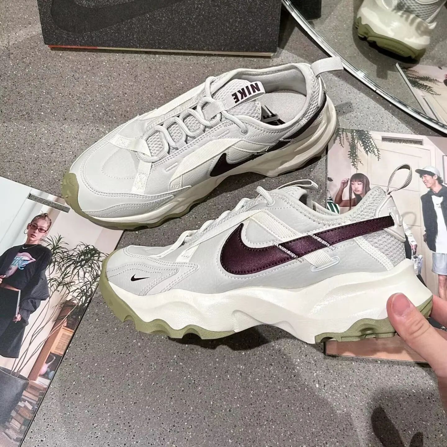 NIKE スニーカーTC7900ブラウン NIKE スニーカーTC7900ブラウン