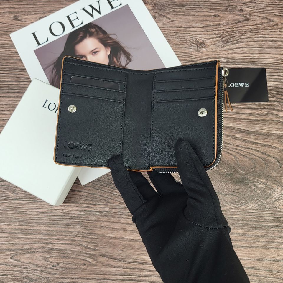 新品未使用】ロエベ（Loewe）二つ折り財布 牛革 ブラック - メルカリ  