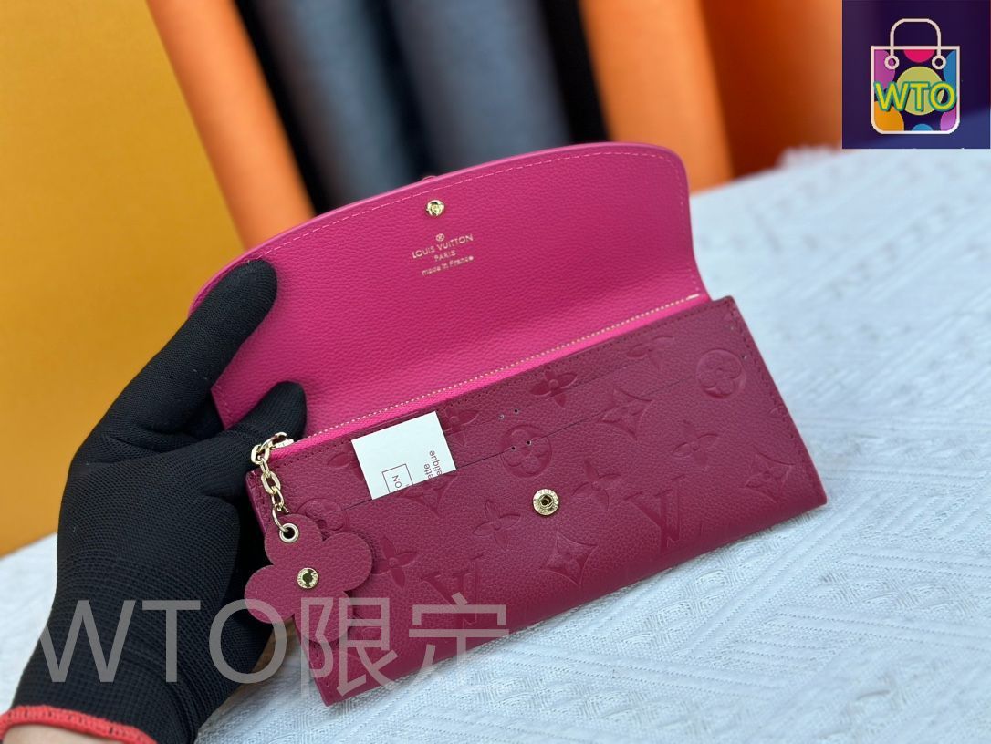 財布は柔らかい革で作られている