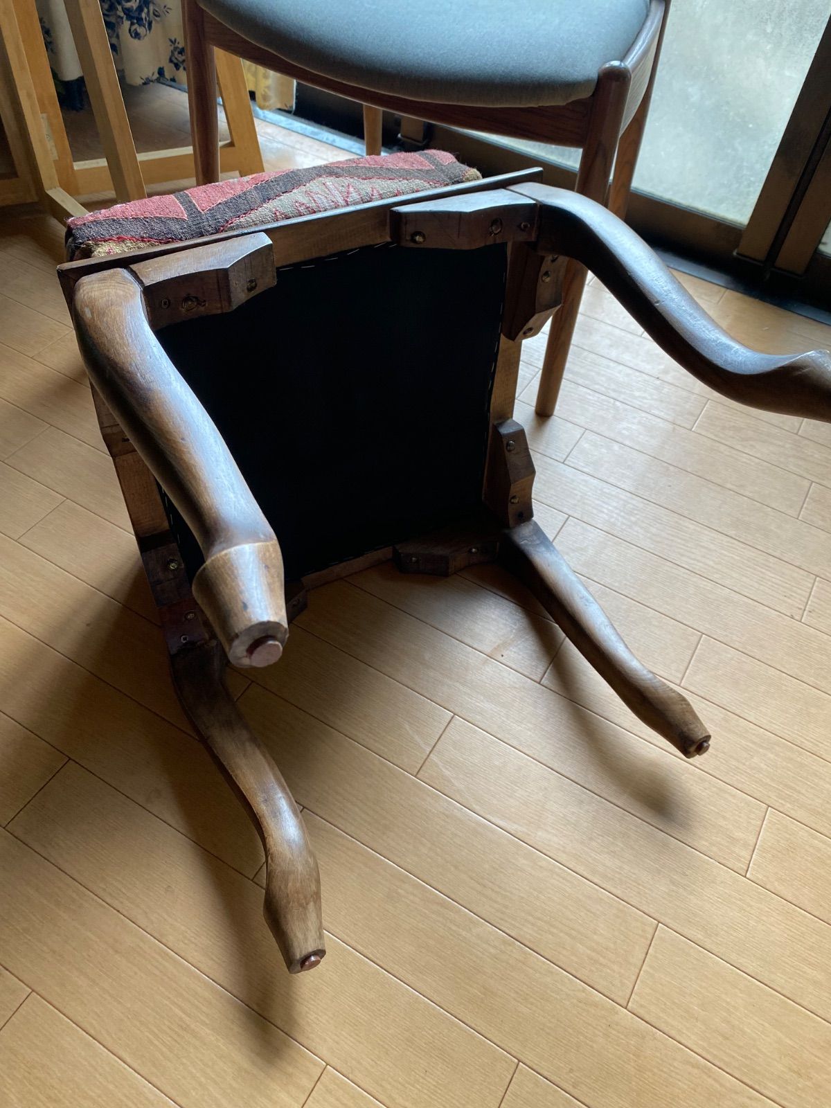 秋の模様替えに カイセリキリムと無垢の木のお洒落なオットマン トルコから直輸入通関済些細な訳有アウトレット価格即決 み MARWIL-DEMENAGEMENTS_CH