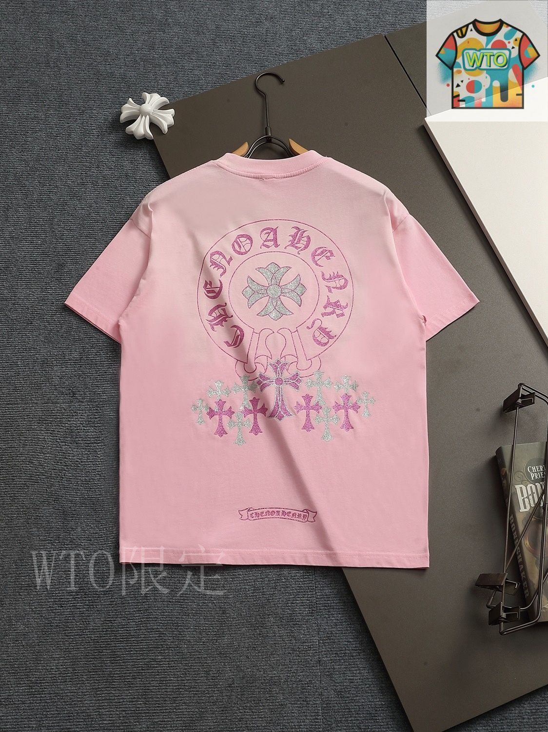 【クロムハーツ CHROME HEARTS】Tシャツ セメタリークロス ピンク 今日特価】Chrome Hearts クロムハーツ クロスピンクスパークル