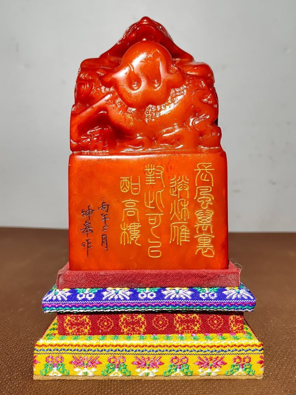 中国古美術・旧蔵寿山石瑞獣献宝の印鑑・手彫り・田黄石・風水・書道具・文房具・置物 中国古美術・旧蔵寿山石瑞獣献宝の印鑑・手彫り・田黄石・風水