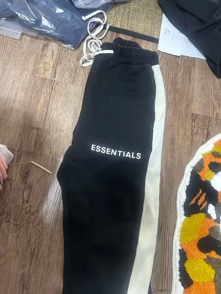 FEAR OF GOD フィアオブゴッド ESSENTIALS エッセンシャルズ 初回版 ブラックホワイト パンツ m