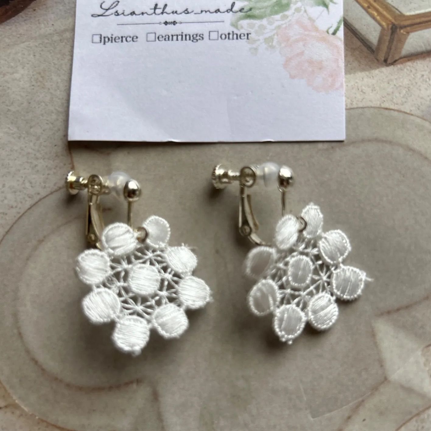 359.レース刺繍フラワー イヤリング又はピアス - メルカリ