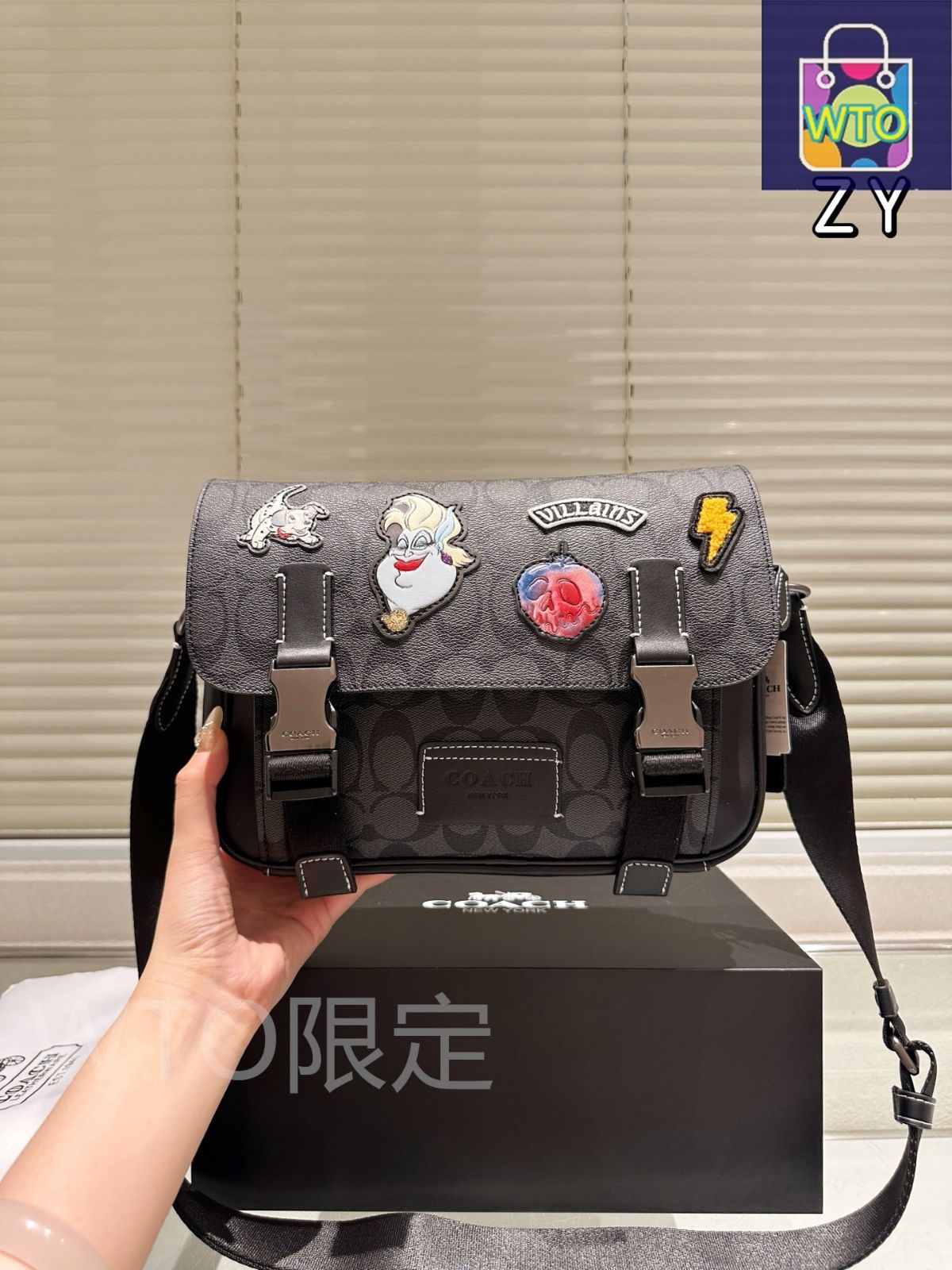 今日特価】Coach コーチ Track ポストマンバッグ ディズニー