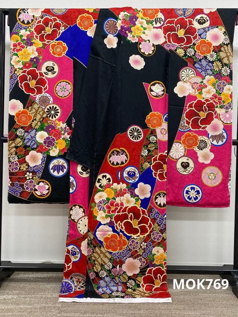 コラボ振袖 仮絵羽 九重×中村 里砂 金駒 金彩 正絹 未仕立て品 八掛付き コラボ振袖 仮絵羽 九重×中村 里砂 金駒 金彩 正絹 未仕立て品 八掛