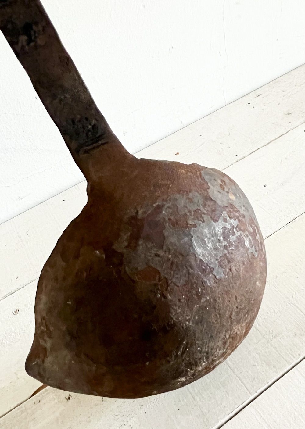 フランスアンティークアイアンレードル1|アトリエインテリアショップコーディネート店舗内装建築住宅空間デザインディスプレイ錆オブジェ