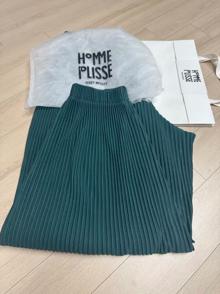 イッセイミヤケ オムプリッセ ジョガーパンツ　サイズ2 イッセイミヤケ オムプリッセ ジョガーパンツ サイズ2 オム