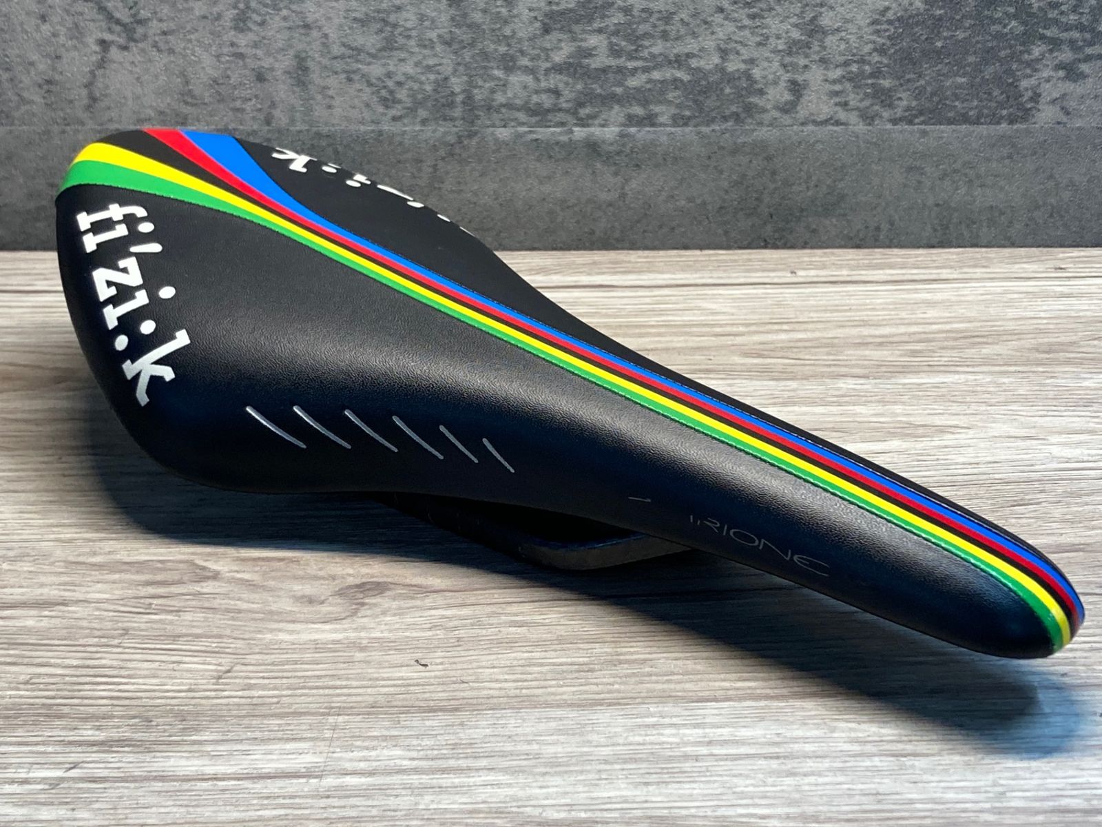 JB643 フィジーク fizik ARIONE CX Mark Cavendish Edition サドル BRAIDED カーボンレール 130mm 黒 アルカンシェル