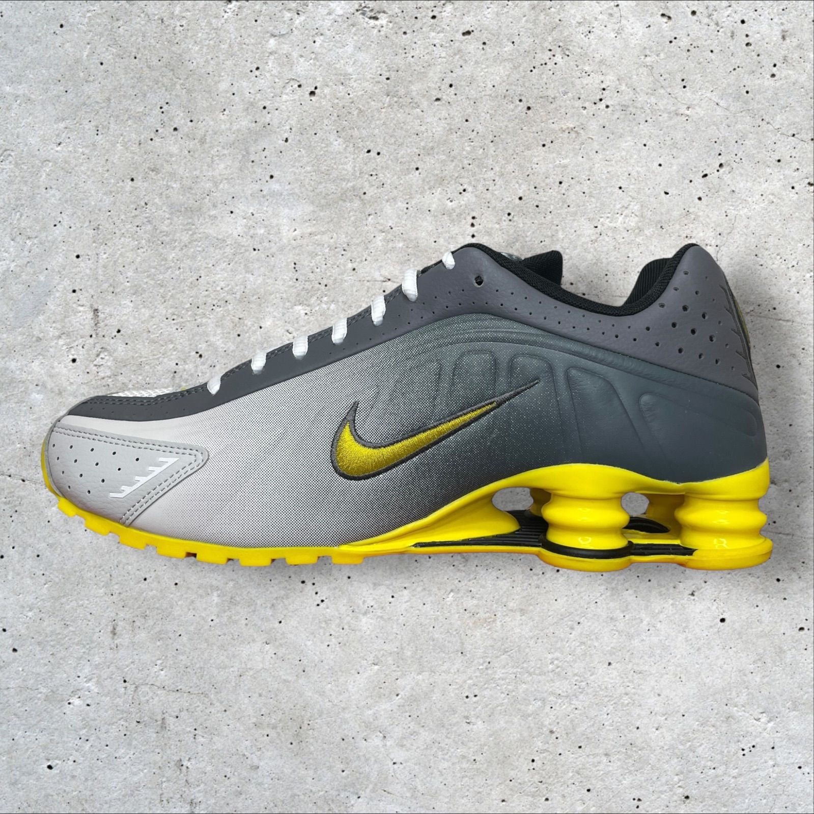定価:23100円 NIKE SHOX R4 SE VAST GREY/BRIGHT CITRON-LT GRAPHITE 