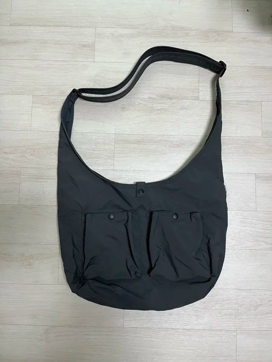 MAZI UNTITLED(マジアンタイトルド) ボアバック グレー