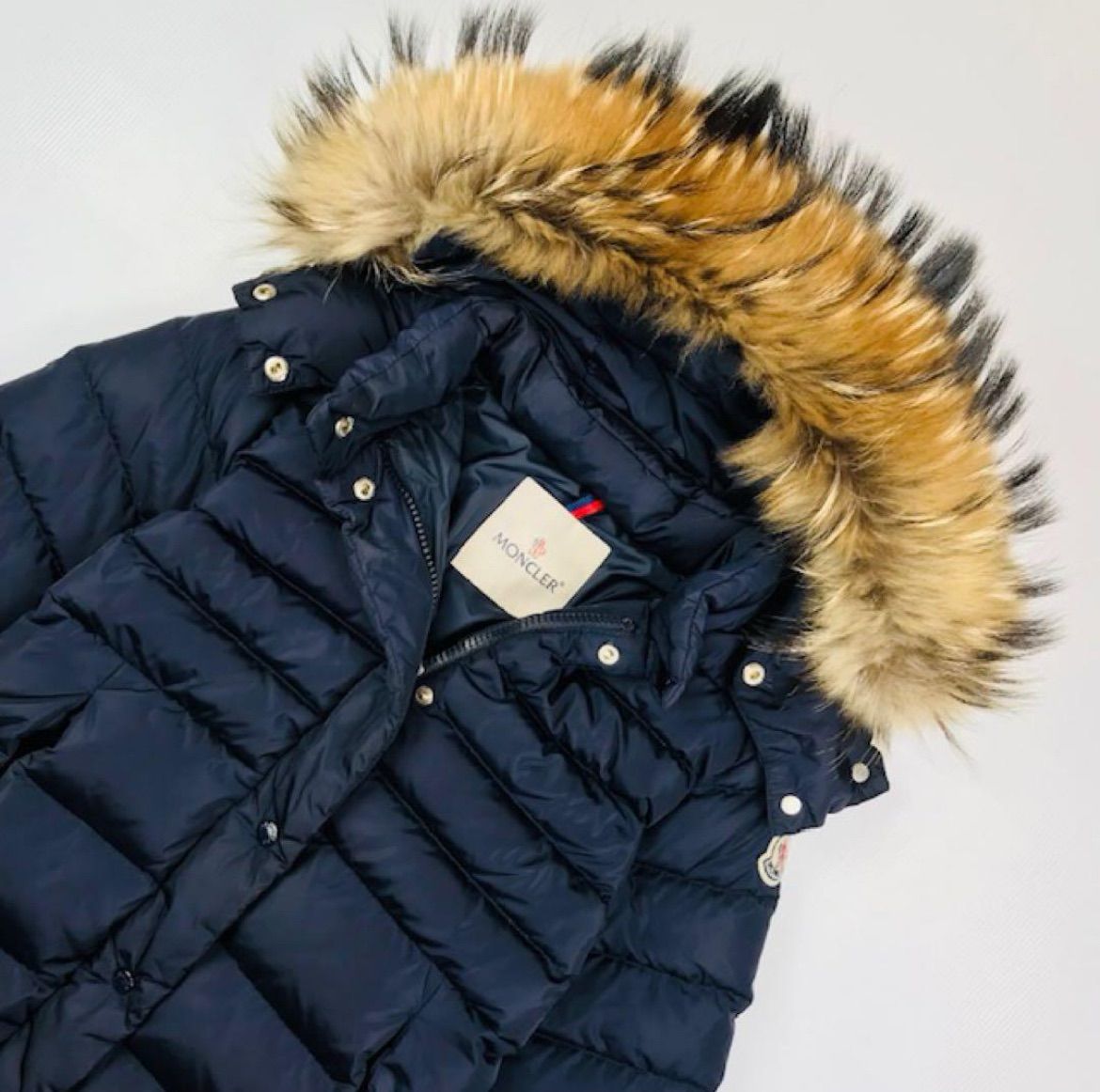 MONCLER モンクレール NEW_NESTE_ ガールズ キッズ ブランドアイコンワッペン ラクーンファー フード付き シャイニーナイロン フルジップ ダウンコート 8A ガールズ チルドレン キッズ ダウンジャケット リアルファー カジュアル