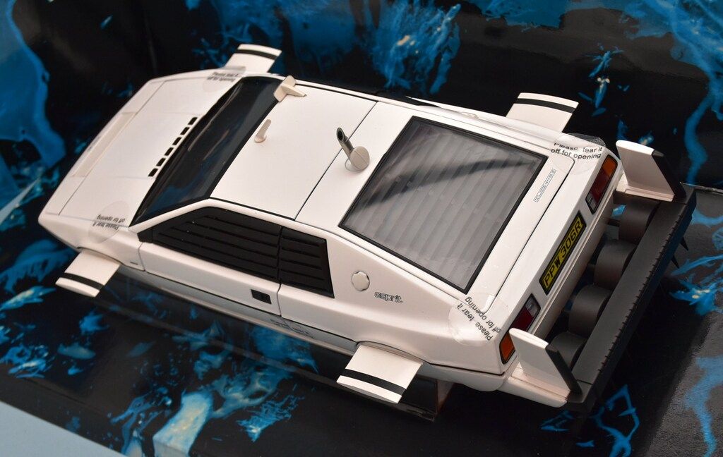 AUTOart 1|18The James Bond Collection THE SPY WHO LOVED ME JAMES BOND LOTUS SUBMARINE 75306