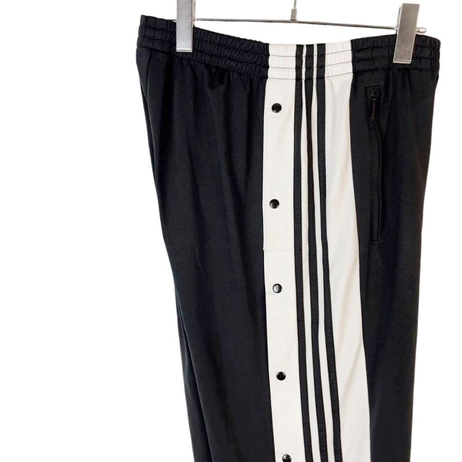 レア！BLACKPINK ロゼ ジェニ着用！TWICE モモ着用！アディダスオリジナルスAdidasoriginalsアディブレイクトラックパンツジャージ刺繍トレフォイルロゴ3本線スリーストライプ韓国アイドル着用KPOPサイドボタン黒ブラック50116