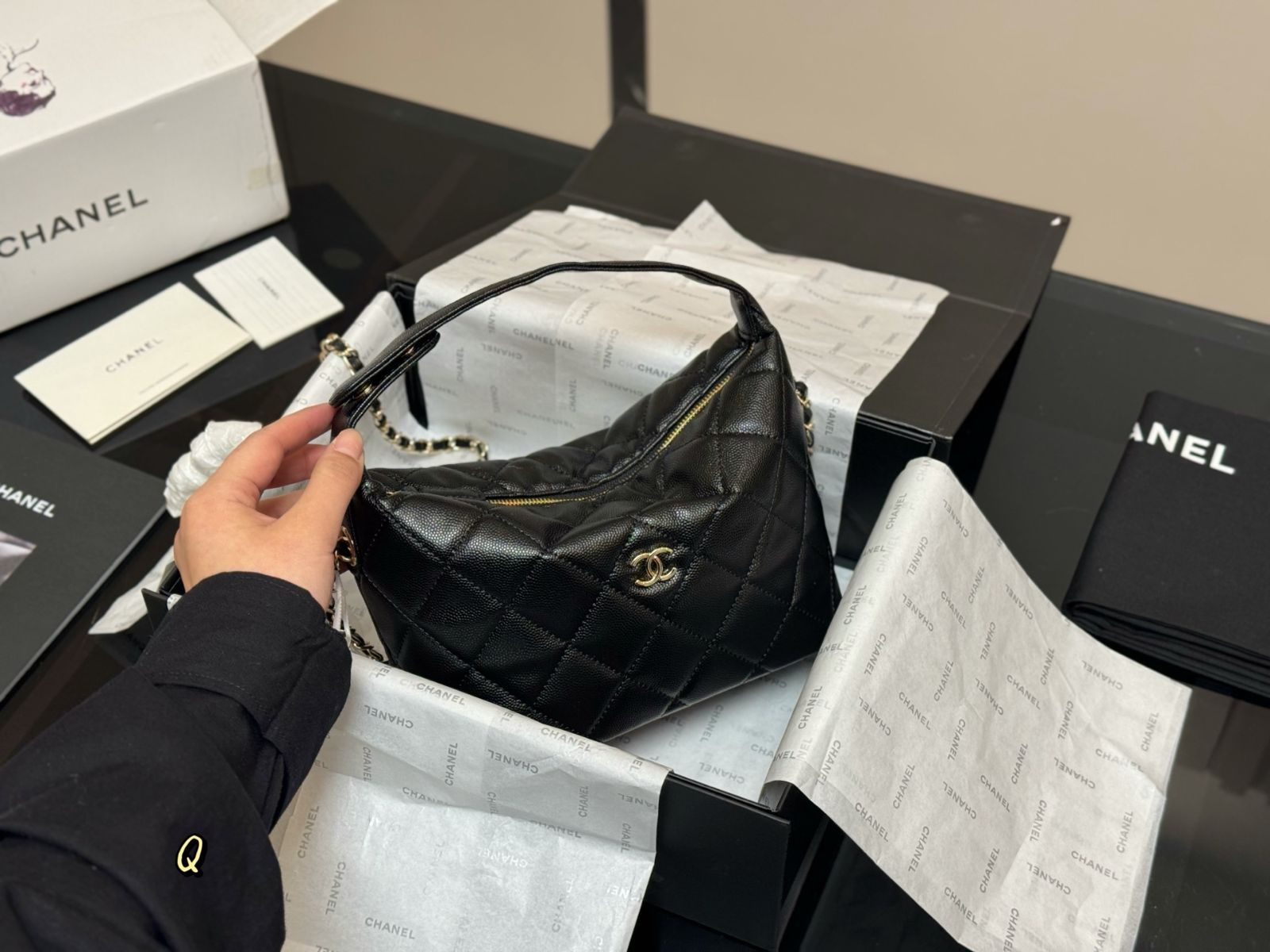 軽やかに纏う品格【CHANEL】ホーボーバッグ ホーボー バッグ - ハンドバッグ | CHANEL
