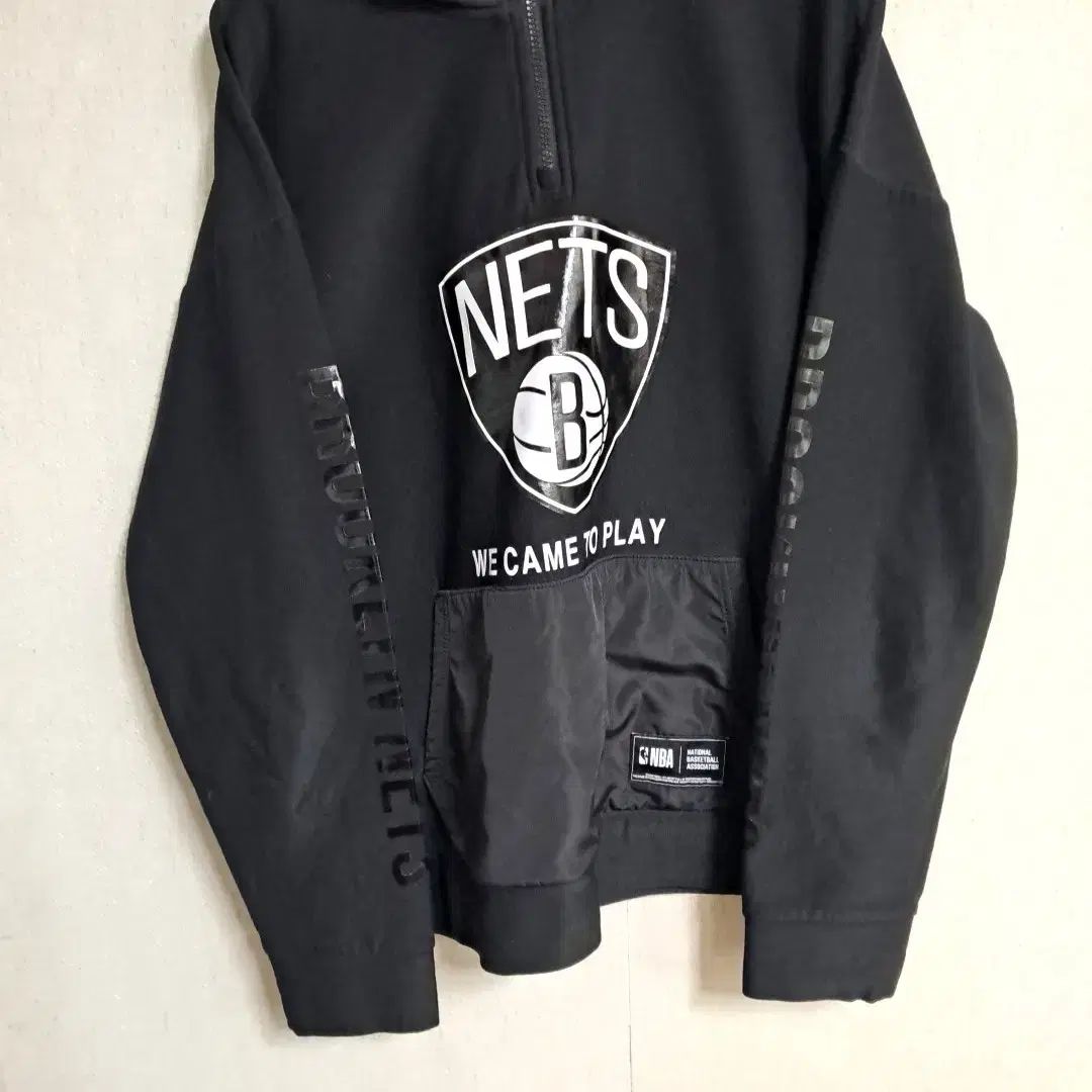 NBA ブルックリン 黒 ハーフジップ フード付きTシャツ L - メルカリ