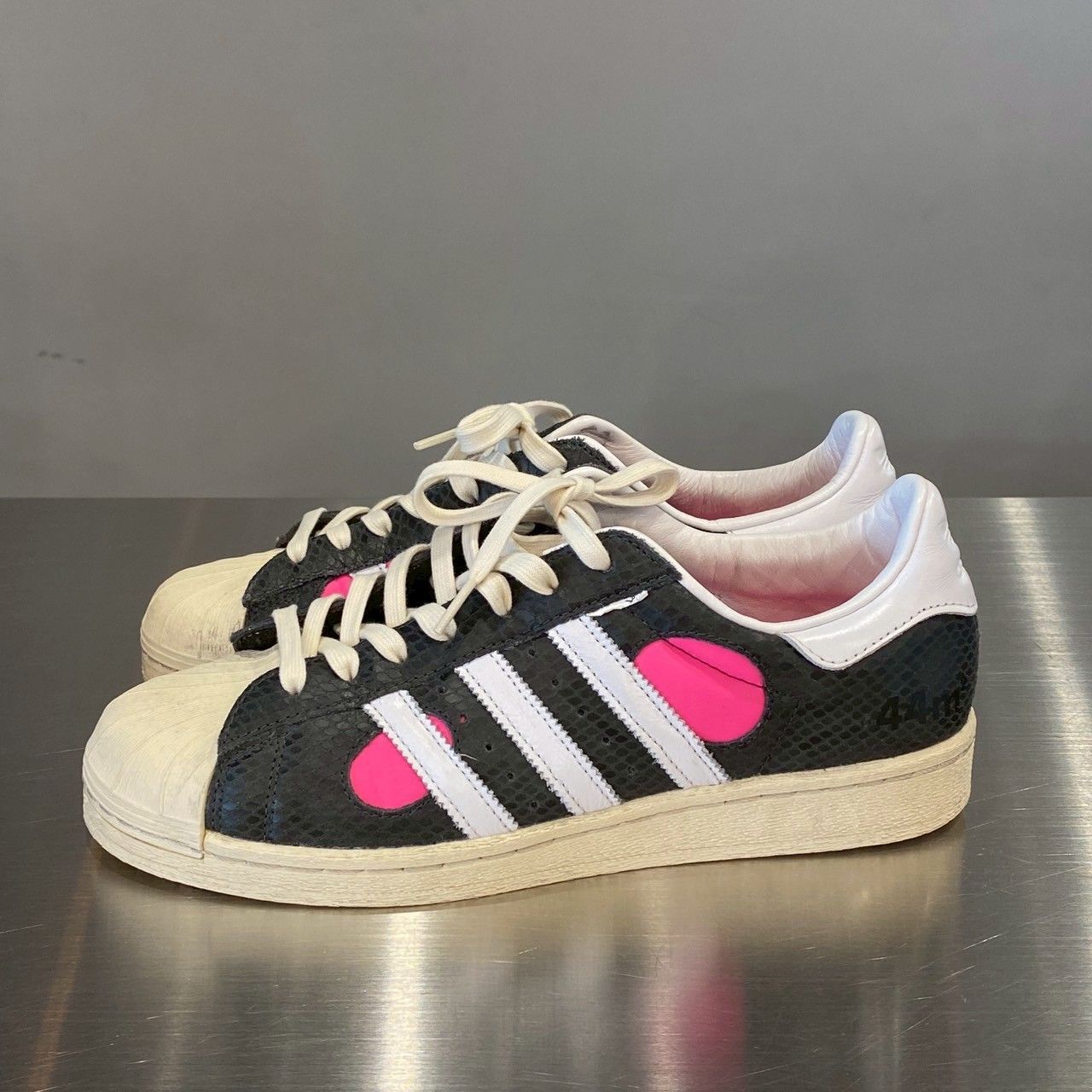 adidas』アディダス (27) スーパースター82 FACE OKA - メルカリ
