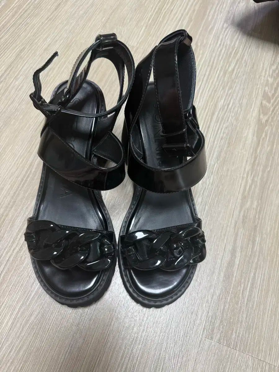 SUECOMMA BONNIE シューコンマボニー プリズム サンダル 黒 380