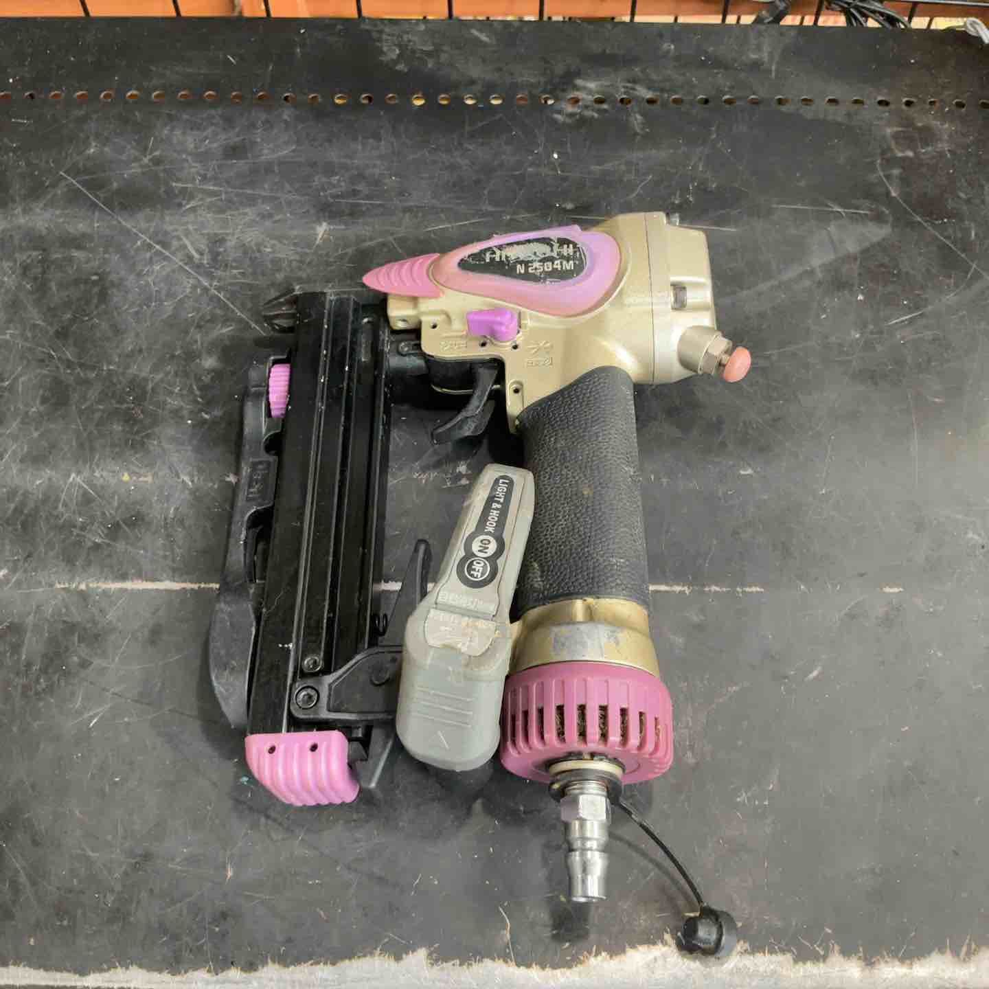 HITACHI/日立工機 常圧エアタッカ N2504M (D7583) ☆中古品☆HITACHI 日立工機 常圧⁄一般圧 エアタッカー N2504M ケース