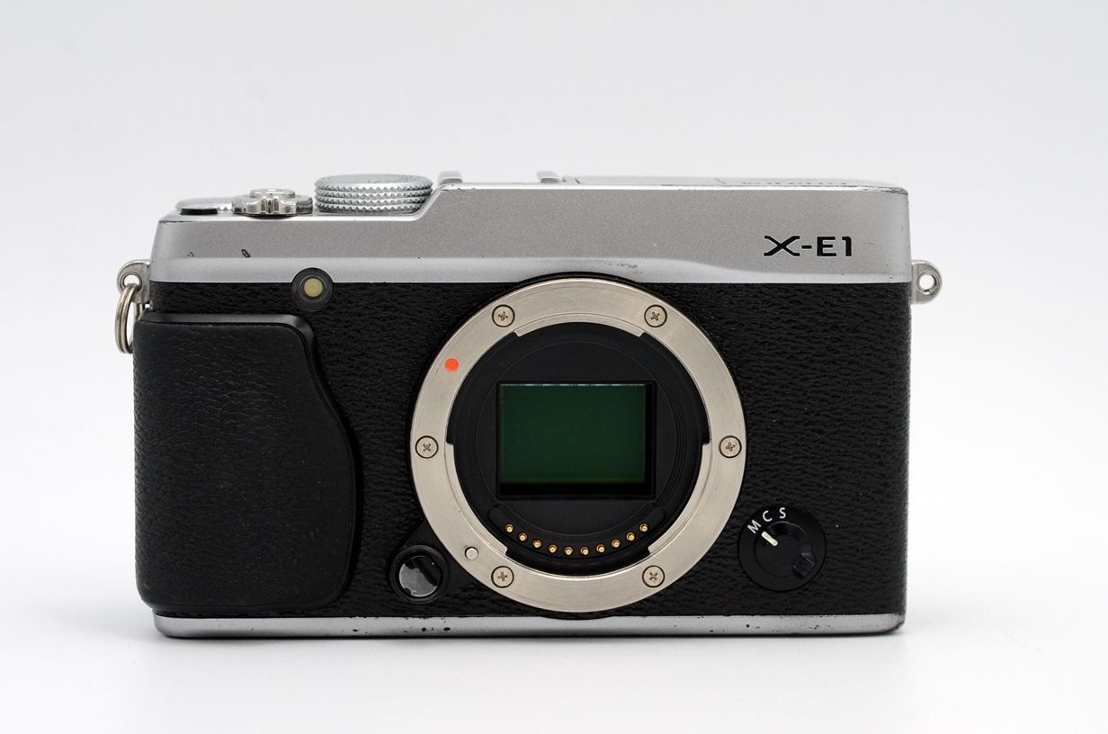 【中古・並品】Fujifilm X-E1 シルバー ボディ＜処分特価＞