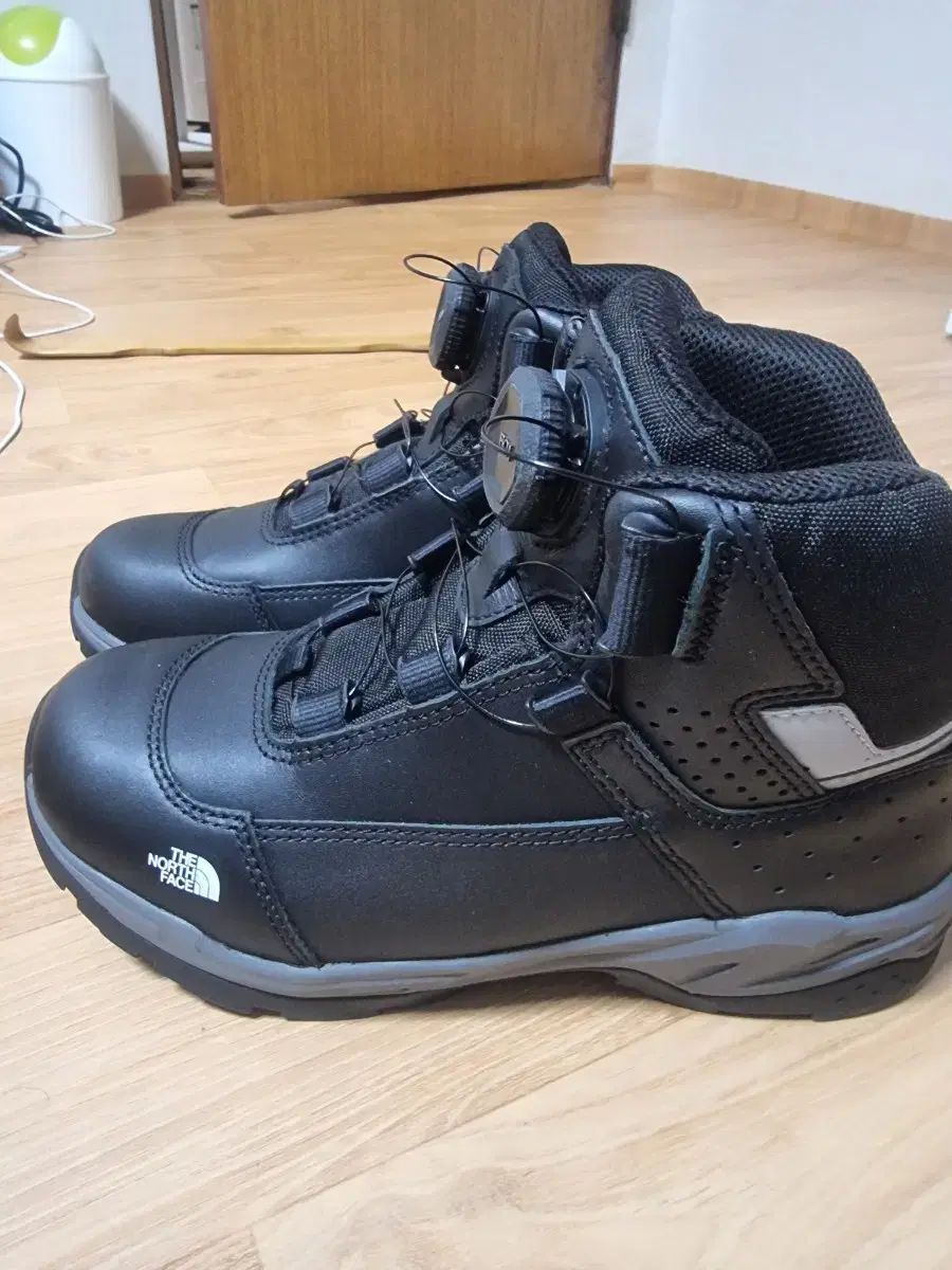 送料無料、限定数の新入荷!! THE NORTH FACE ザノースフェイス ミッド BoA ボア 登山靴 サイズ26.5