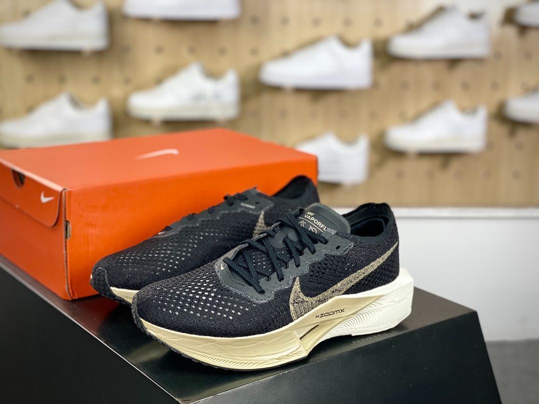 ナイキ ヴェイパーフライ 3 NIKE VaporFly 3 ブラック/ブラック/オートミール/メタリックゴールドグレイン DV4129-001 -  メルカリ