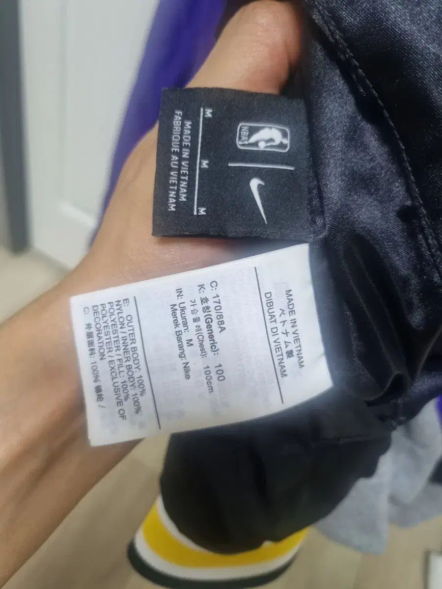 ナイキ NBA レイカーズ リバーシブル スタジャン ジャケット