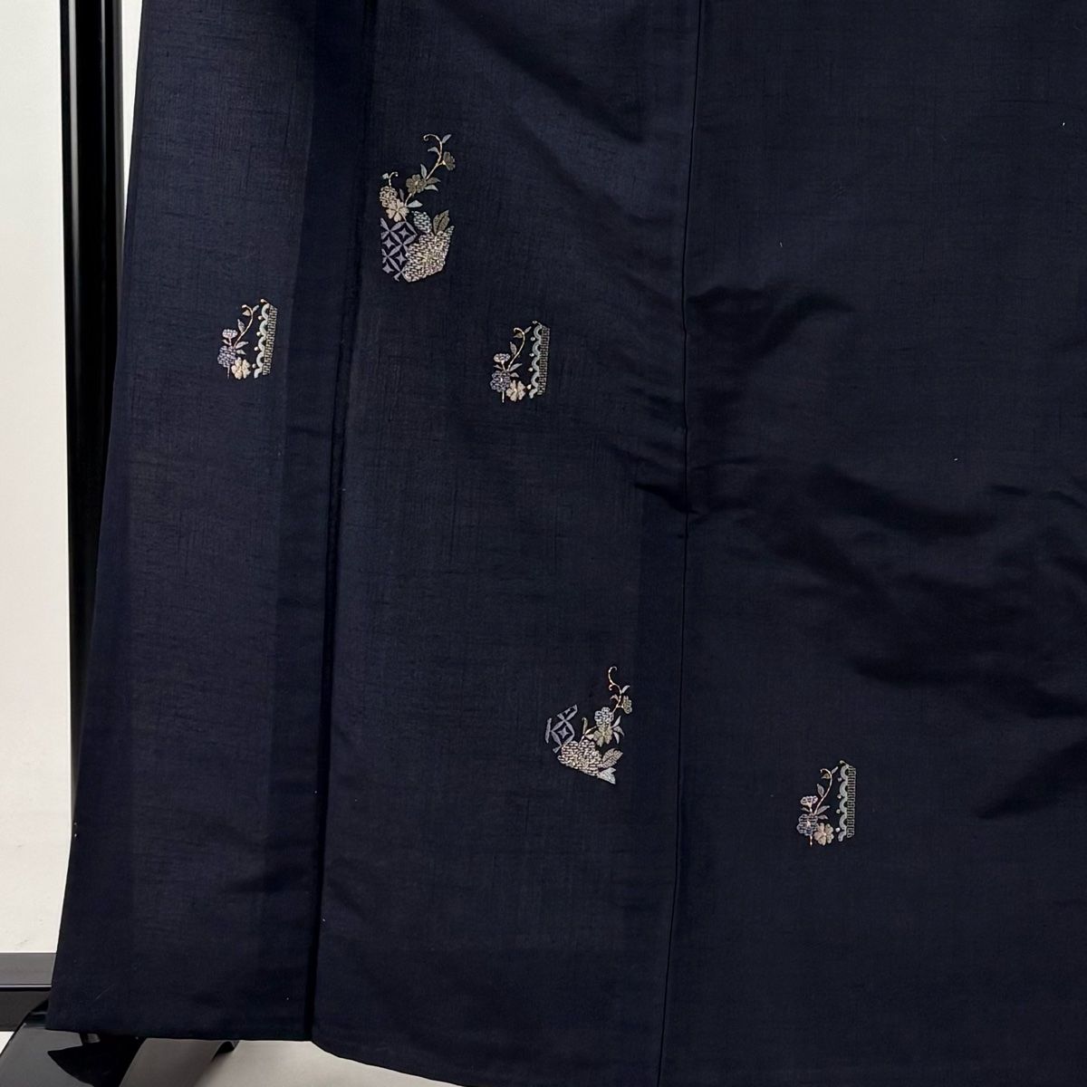 付下げ 身丈166.5cm 裄丈65cm M 単衣 紬地 草花 七宝 金糸 刺繍 濃紺 正絹 秀品