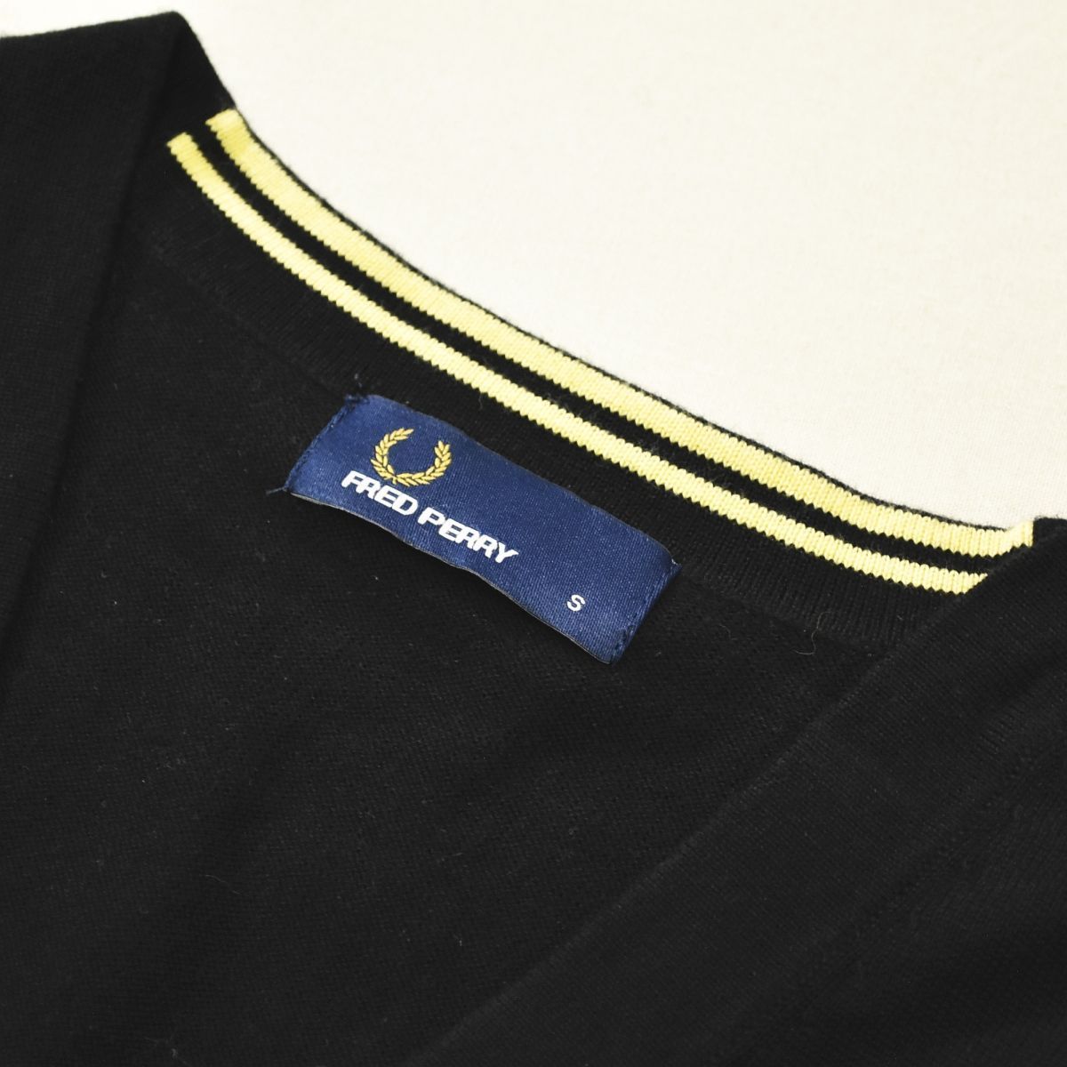【美品】FRED PERRY フレッドペリー カーディガン 月桂樹刺繍 ブラック 美品】 フレッドペリー FRED PERRY 月桂樹刺繍 コットンニット V