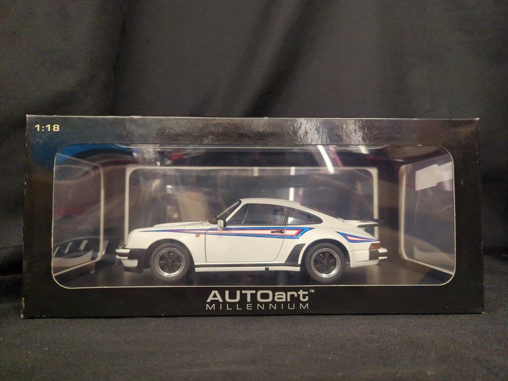 AUTOart 1|18 MILLENNIUM Porsche 911 3.0 Turbo White|Turbo Stripes 77972