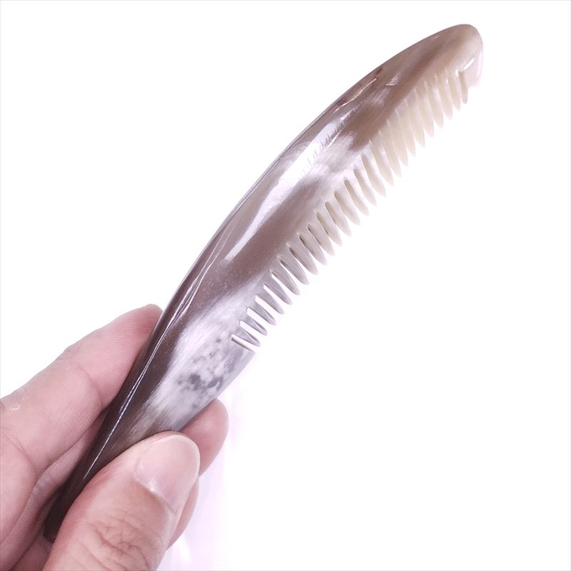 ひろやん　水牛　角　オニアラ　櫛　クシ ひろやん 水牛 角 オニアラ 櫛 クシ 水牛の角と櫛(くし) - 中国