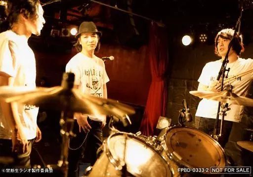 [Used] Raw Photo (Male) The Lotion Slider/Group (3 People) /Horizontal/Drum/ Above Knee/Front Drum/CD “SOLID” Animate Bonus Raw Photo