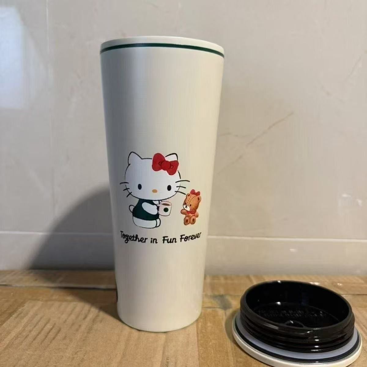 スターバックス　キティ　50周年　海外限定　スタバ　ハローキティ　サンリオ　水筒 新品未使用！！ 大人気 ！！ スタバ☆ハローキティ