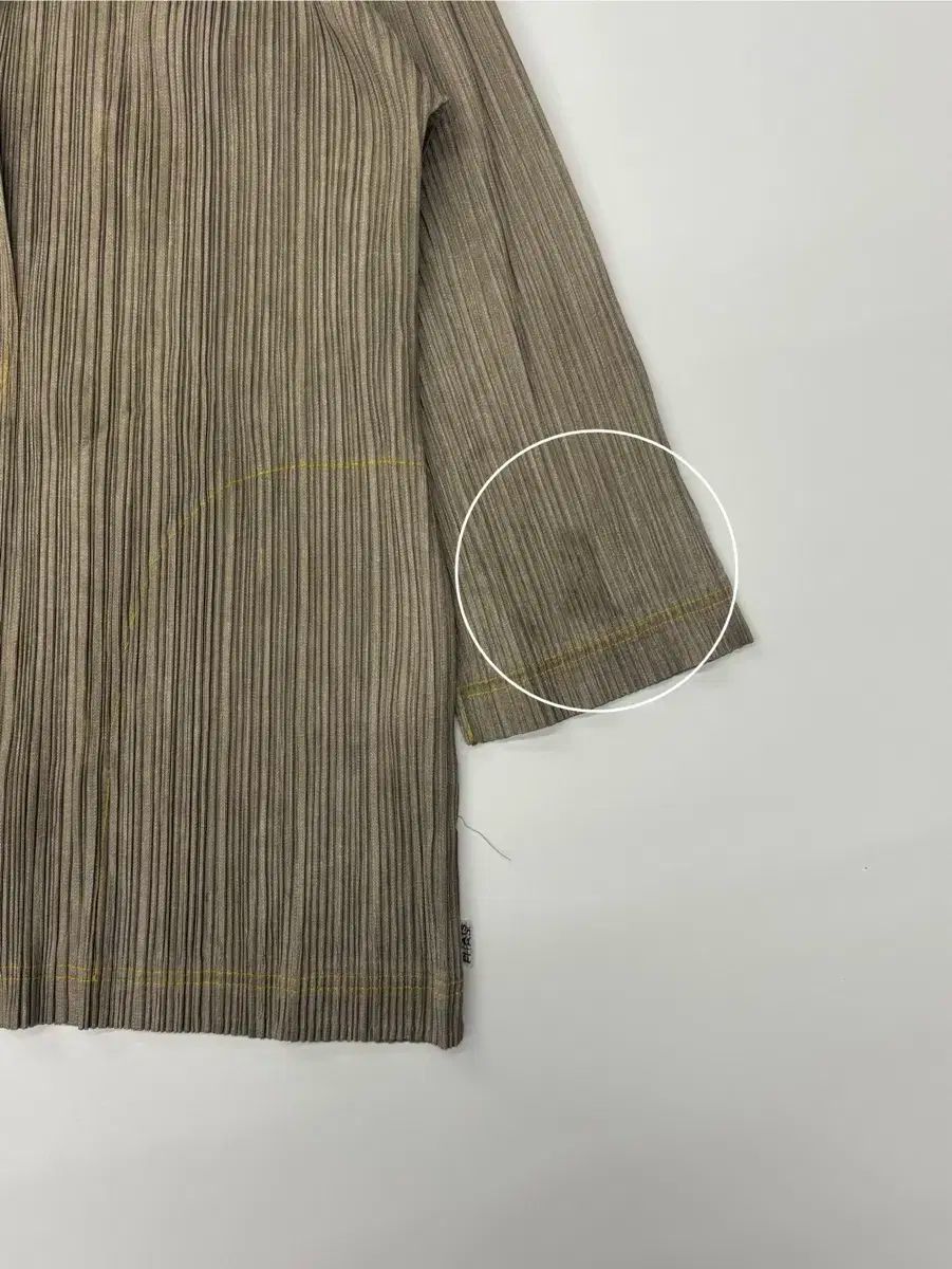 PLEATS PLEASE イッセイミヤケ　カーディガン ジャケット　オリーブ Issey Miyake ISSEY MIYAKE(イッセイミヤケ) オリーブカーキ PLEATS