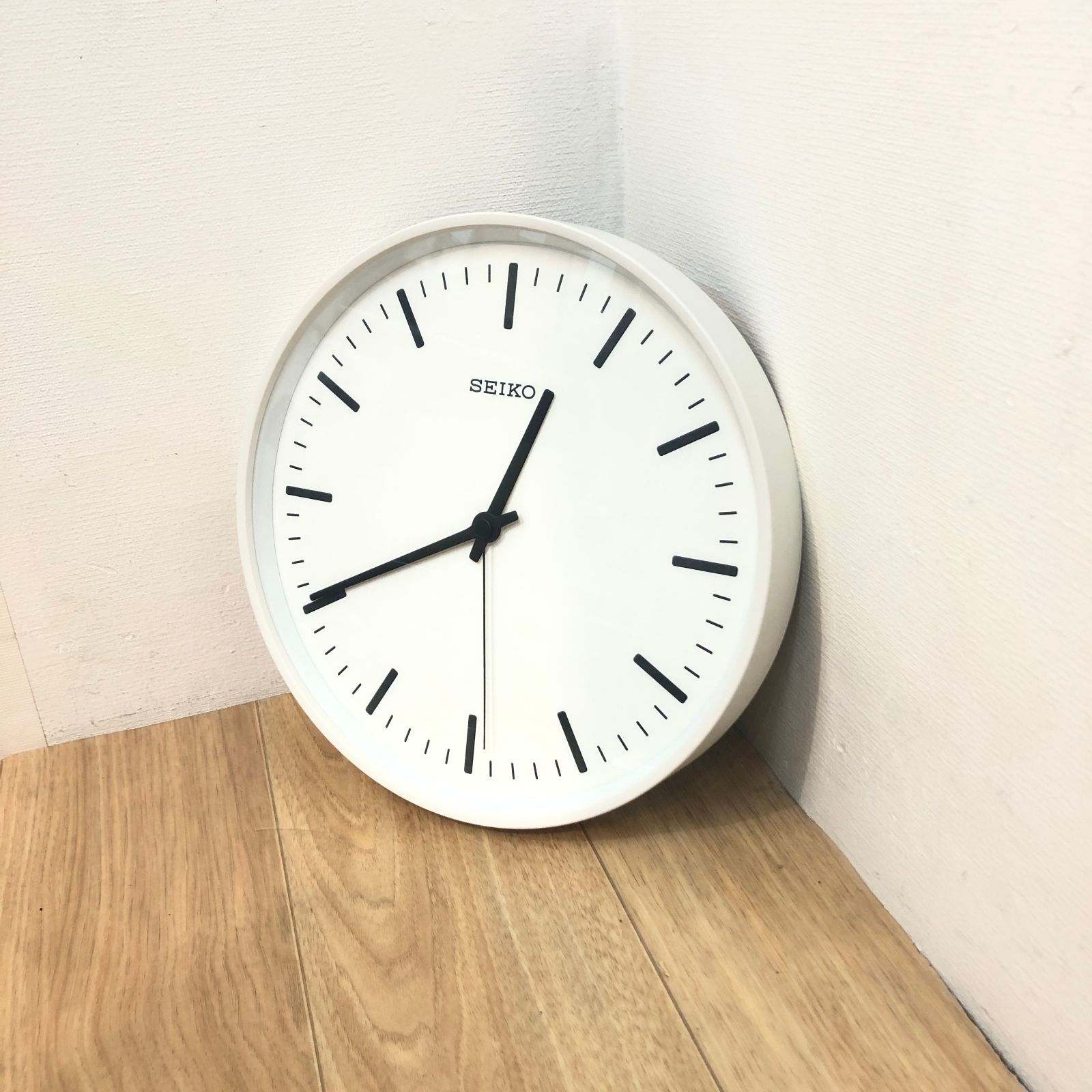 0636 SEIKO KX308W 電波時計　アルミボディ 白い壁掛け時計が欲しくて、セイコーの「KX308W」を買いました