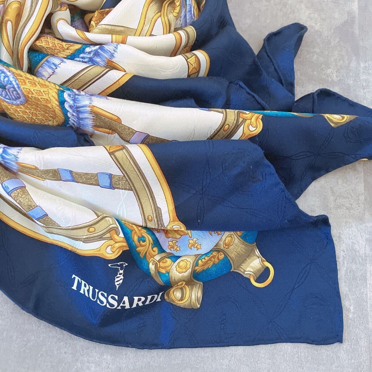 TRUSSARDI トラサルディ スカーフ 大判 ネイビー ゴールド 絹 ベルト TRUSSARDI トラサルディ スカーフ 大判 ネイビー ゴールド 絹