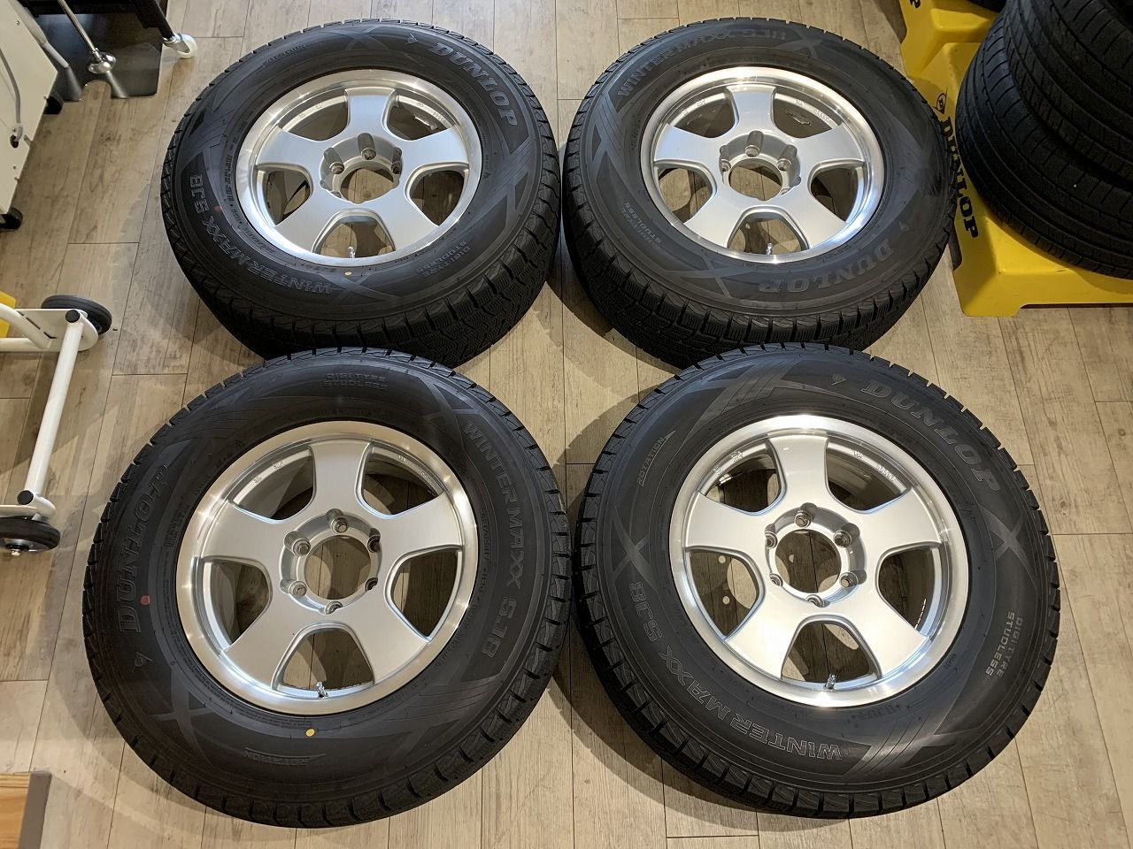 美品 超バリ溝 ランクル プラド サーフ スタッドレスタイヤ 265/65R17 