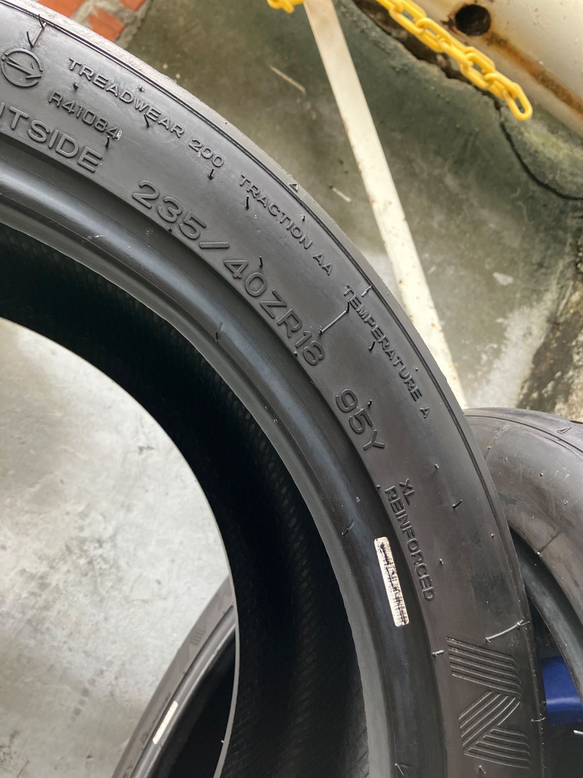 235|40 R18