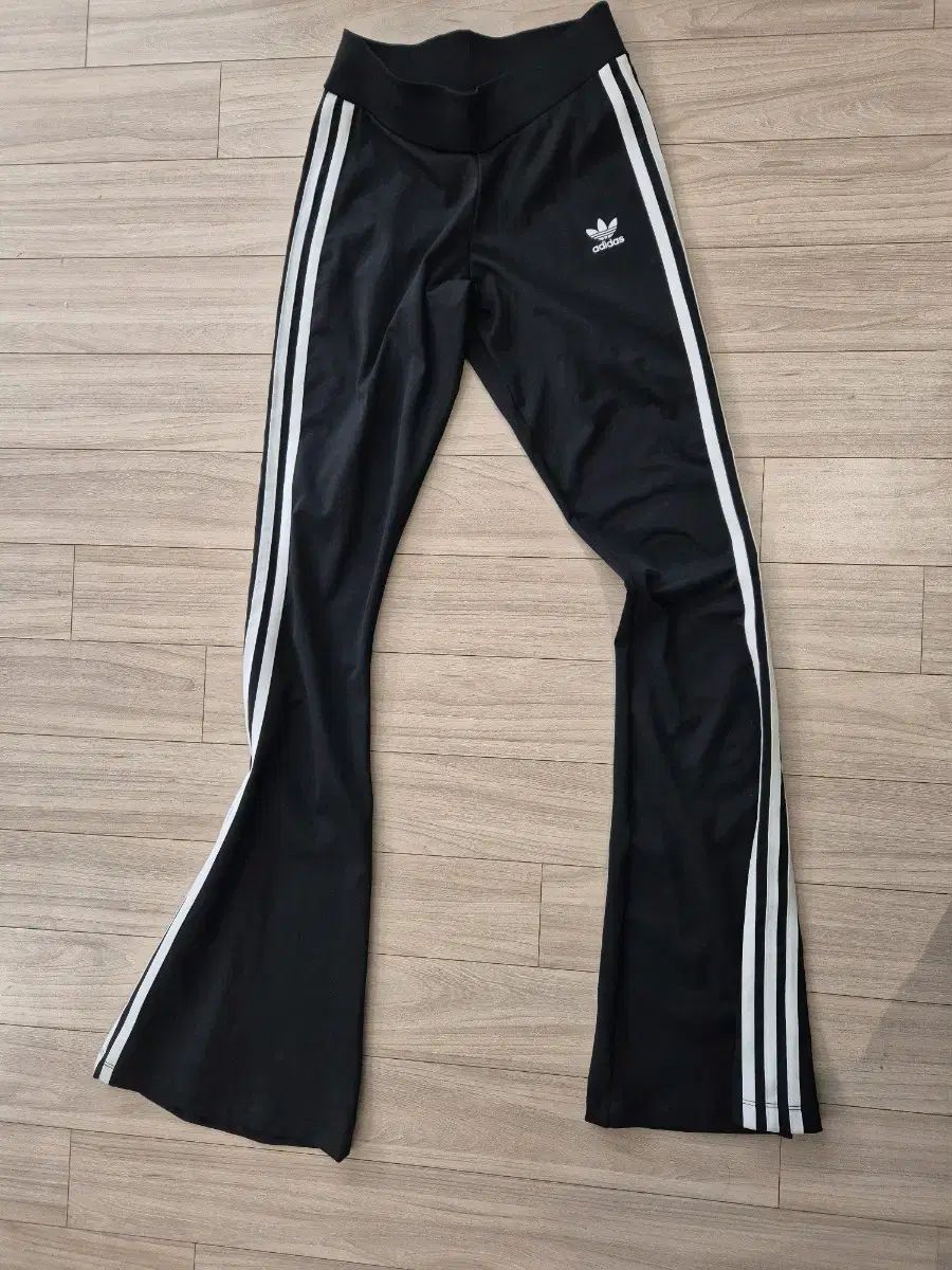 アディダス ブーツカット トレーナー xs