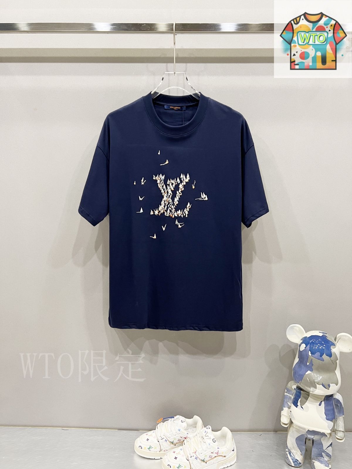 新品タグ付　ルイヴィトン　Tシャツ　LV刺繍　ロゴ　ボーダー　紺　赤　白　S 今日特価】LOUIS VUITTON ルイヴィトン 帆船刺繍 ロゴ 260g 円