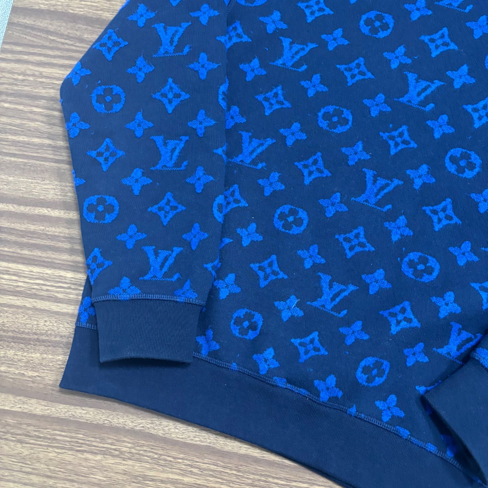 美品 希少 XXLサイズ ルイヴィトン グラデーションモノグラムスウェット Louis Vuitton モノグラム トレーナー グラデーションがお洒落♪男女