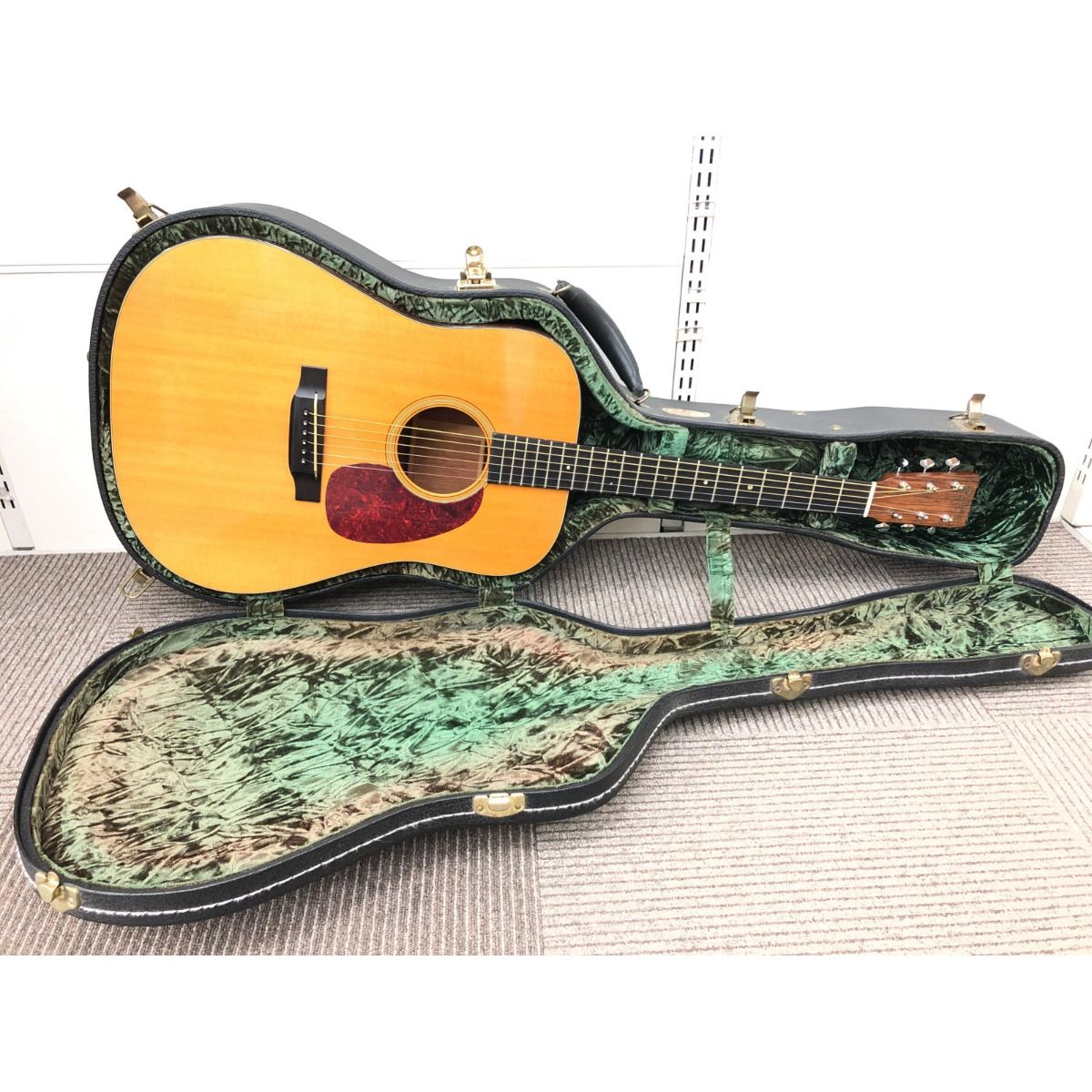 ▼▼Martin マーチン アコースティックギター ナザレス ハードケース付 ネックヒール傷有 1弦ペグナット欠品 D-18V