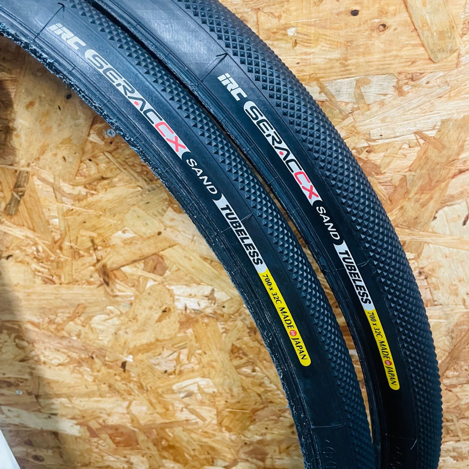 中古品】 IRC SERAC CX SAND TUBELESS 700×32C 2本セット チューブレス