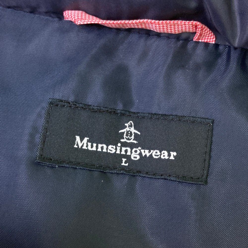 サイズ：L MUNSING WEAR マンシングウェア  ダウンベスト 千鳥柄 レッド系 [240101408802] ゴルフウェア メンズ ストスト サイズ：L MUNSING WEAR マンシングウェア ダウンベスト 千鳥柄