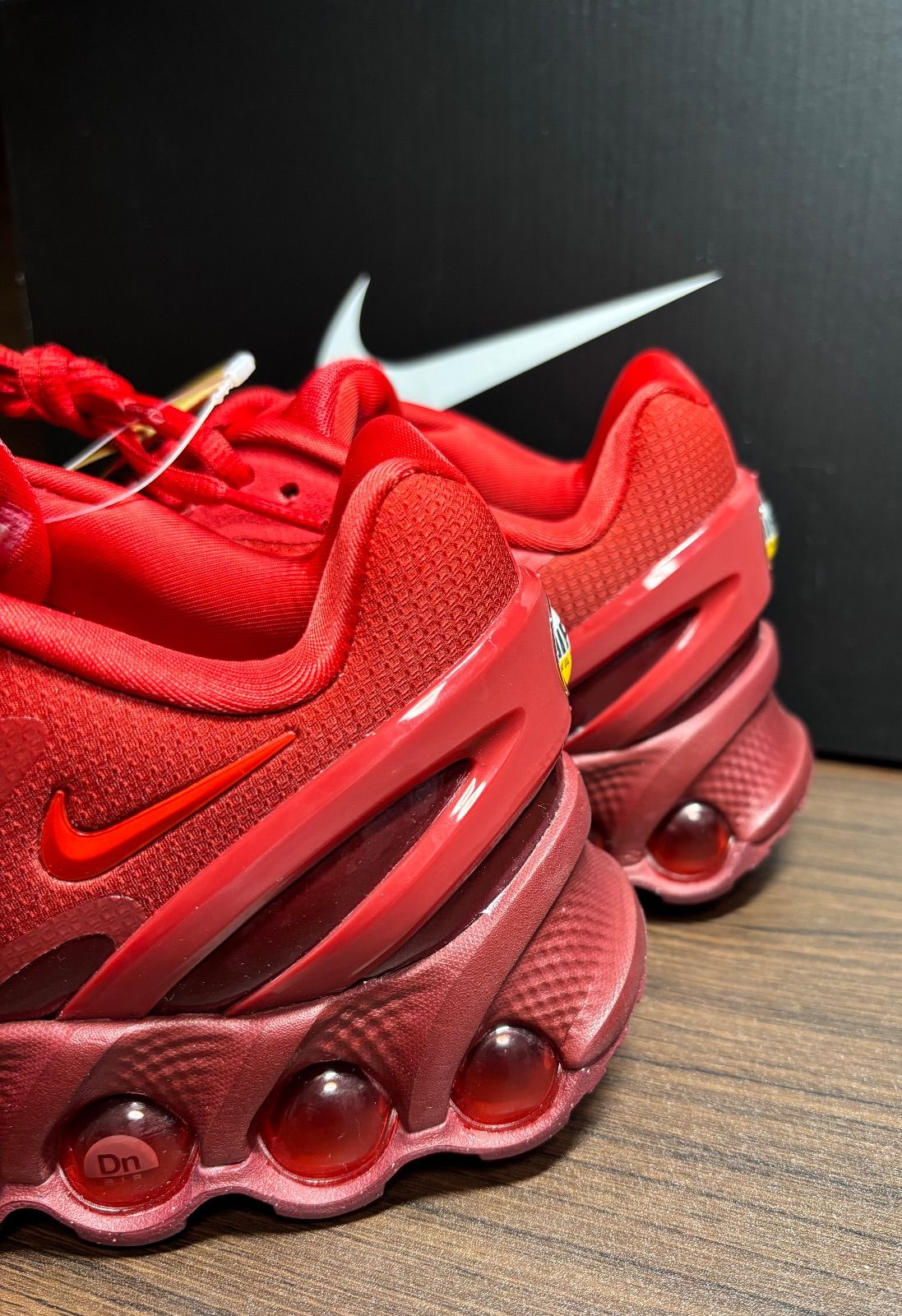 ナイキ ウィメンズ エアマックスDN8 ユニバーシティレッド 未