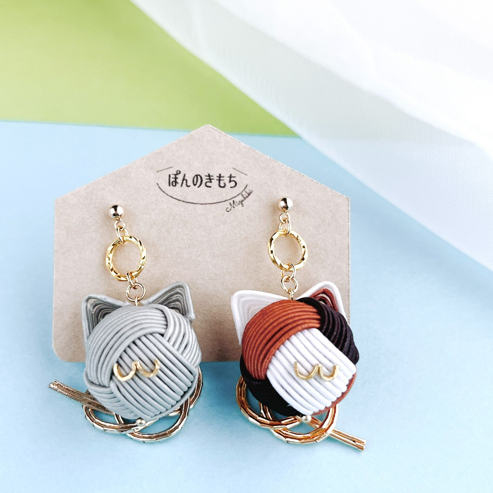 猫アクセ】水引にゃんこ玉ピアス／イヤリング グレー（ブルー）猫×三毛