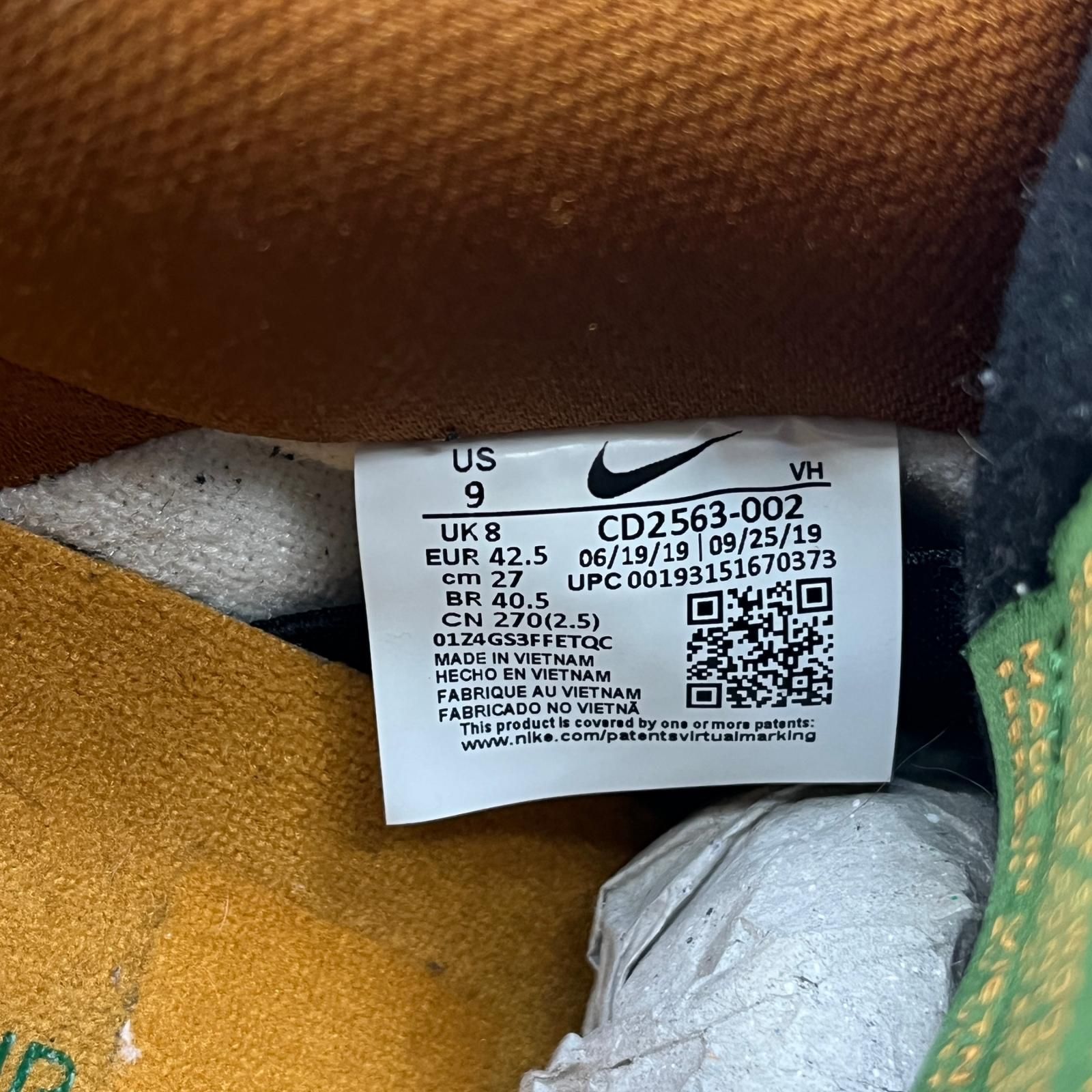 NIKE |